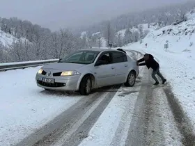 Karlı yolda birçok araç mahsur kaldı
