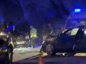 Karlı yolda kayan otomobil karşı şeritten gelen araçla çarpıştı: 6 yaralı
