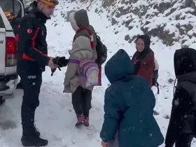Karlı yolda mahsur kalan öğrencilerin yardımına AFAD ekibi yetişti
