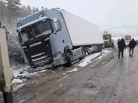 Karlı yolda, tır şarampole devrildi
