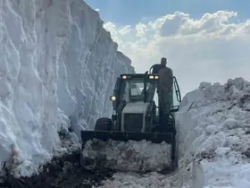 Karlı yollar göçerler için açılıyor

