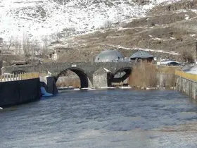 Kars Çayı’nda erken bahar: Zemheri beklenirken buzlar çözüldü
