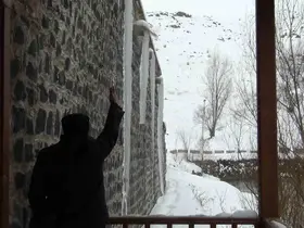 Kars eksi 15’i gördü: Çatılarda 3 metrelik buz sarkıtları oluştu
