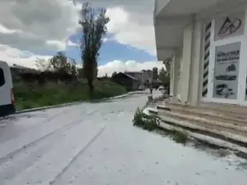 Kars’a dolu yağdı: Vatandaşlar kar temizler gibi kürek salladı
