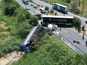 Karşı şeride geçen tır, bir başka tırla kafa kafaya çarpıştı: 1 ölü, 1 yaralı
