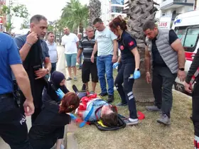 Karşıya geçmeye çalışan gence otomobil çarptı, kız arkadaşı ve annesi sinir krizi geçirdi
