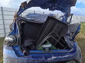 Kars’ta 3 kardeşin bulunduğu otomobil şarampole yuvarlandı: 1 ölü, 2 yaralı
