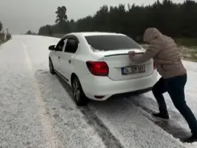 Kars’ta Ağustos ayında kış sürprizi! Sarıkamış beyaza büründü, araçlar yollarda mahsur kaldı
