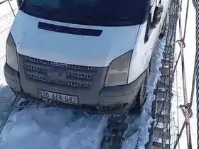 Kars’ta asma köprüde minibüs mahsur kaldı
