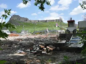 Kars’ta belediyeye ait bahçe, inşaat kalıntılarıyla tarihi bölgeyi olumsuz etkiliyor
