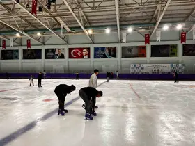 Kars’ta buz pistinde hareketli günler: Halk seansları devam ediyor
