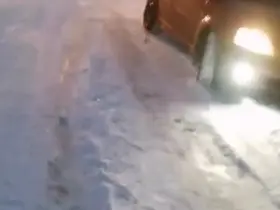 Kars’ta kara saplanan araçlar vatandaşlar tarafından kurtarıldı
