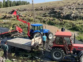 Kars’ta köylüler el ele verdi: Traktör römorkunu 4 saatte dereden çıkardılar

