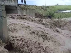 Kars’ta sel alarmı: Şiddetli yağış köy yolunu ulaşıma kapattı
