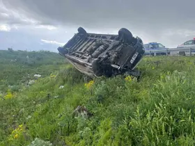 Kars’ta ticari araç şarampole devrildi: 1 yaralı
