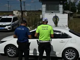 Kars’ta trafik ekiplerinden karayollarında sıkı denetim: "Hızınızı düşürün, kemerinizi takın"
