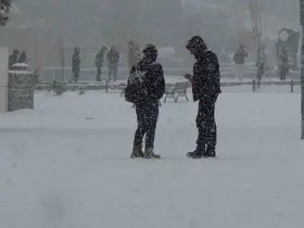 Kars’ta yoğun kar yağışı: Vatandaşlar kar altında halay çekti
