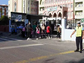 Kartal Belediyesi zabıta ekiplerinden okullarda güvenli trafik uygulaması
