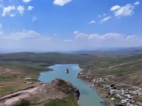 Kartal ile avladığı yılanın gökyüzünde süzüldüğü anlar dron kamerasında
