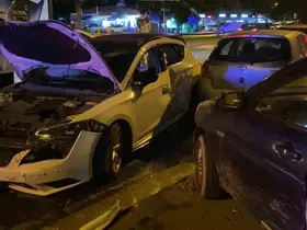 Kartal’da kontrolden çıkan otomobil park halindeki araçlara çarptı: 2 yaralı
