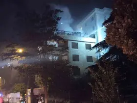 Kartal’da metruk binanın çatısı alev alev yandı
