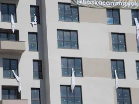Kartalkaya faciasının sembolü çarşafları binanın penceresinden sarkıttı
