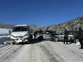 Kartalkaya yolunda 2 cip kafa kafaya çarpıştı
