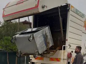Kartepe’de çöp konteynerleri özel araçla dezenfekte ediliyor
