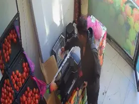 Kasada kimse yokken alışverişini yaptı, parasını bırakıp gitti: O anlar kamerada
