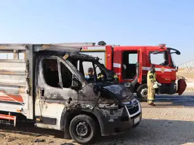Kasasındaki atık malzemeler tutuşan kamyonet yanarak demir yığınına döndü

