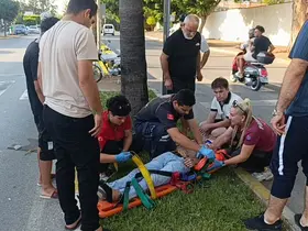 Kasise hızlı giren motosiklet sürüklendi: 1 yaralı
