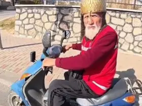 Kask yerine miğfer takan dede görenleri şaşırttı
