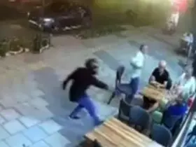 Kasklı şüpheli, tantunicide oturan şahsı vurdu
