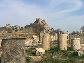 Kastabala Tiyatrosu’ndaki kazılarda yeni masklar ortaya çıkarıldı
