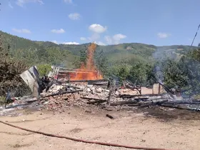 Kastamonu’da alevlere teslim olan ev küle döndü
