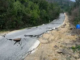 Kastamonu’da heyelan sebebiyle çatlaklar oluşan yol ulaşıma kapatıldı
