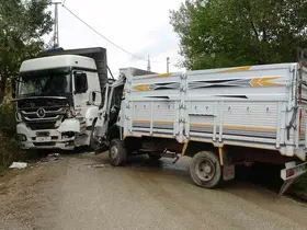 Kastamonu’da iki kamyon kafa kafaya çarpıştı: 2 yaralı
