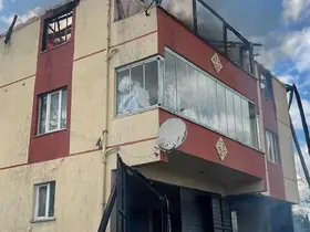 Kastamonu’da üç katlı binanın çatısında yangın
