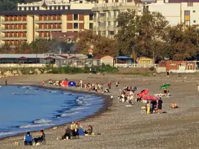 Kastamonu’da vatandaşlar yazdan kalma günün tadını sahilde çıkardı
