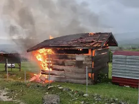 Kastamonu’da yıldırım düşen kulübe alevlere teslim oldu
