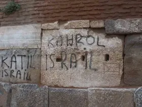 ’Katil İsrail’ yazısı isyan ettirdi

