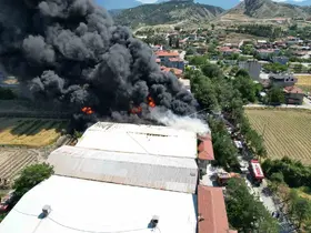 Kauçuk fabrikasındaki yangın havadan görüntülendi
