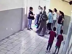 Kavga eden öğrencileri ayıran kadın öğretmeni veliler darbetti
