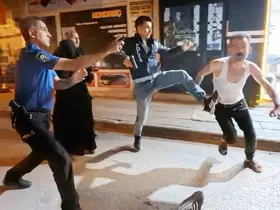 Kavgaya müdahale eden polise bıçak ve sandalyeli saldırı: 2’si polis 4 yaralı

