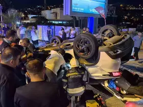 Kavşakta çarpışan otomobil devrildi: 1 yaralı

