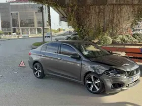 Kavşakta otomobiller çarpıştı: 2 yaralı
