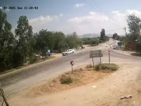 Kavşakta yaşanan kaza güvenlik kamerasına yansıdı
