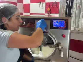 Kavurucu sıcağın vazgeçilmezi dondurma kadın ustaların elinde lezzet buluyor
