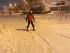 Kayak takımıyla caddede gezdi
