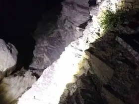 Kayalıklarda mahsur kalan bir kişi başarılı operasyonla kurtarıldı
